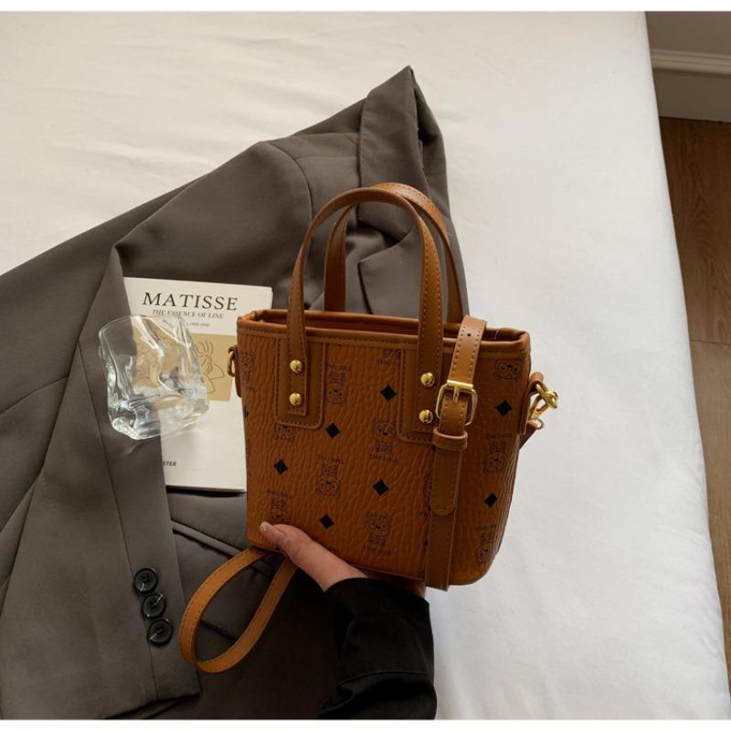 

Сегодняшние популярные маленькие сумки — это женские универсальные модные сумки-мессенджеры, нишевые текстурированные переносные сумки-ведра.