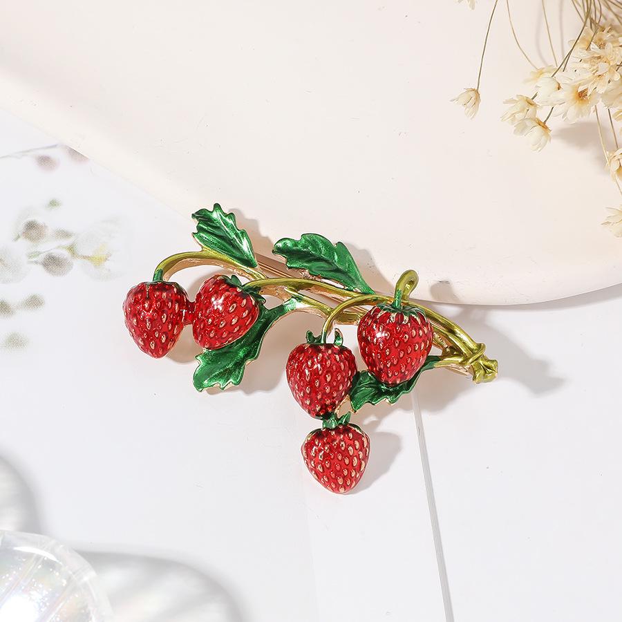 Retro European & American Enamel Strawberry Brooch - Creative Fruit Pin for Fashionable Clothing Decoration