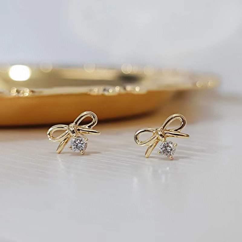 

Маленькие серьги-пусеты с бантиками: Серебро 925 пробы с золотым покрытием, литературный дизайн для женщин Sterling Silver 925