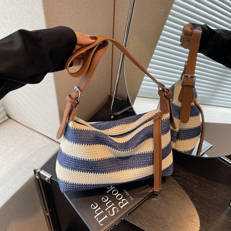 Small Bag Women's 2025 New Trendy Color Straw Hand-held Bucket Bag Leisure Beach Vacation Wind Shoulder Messenger Bag
