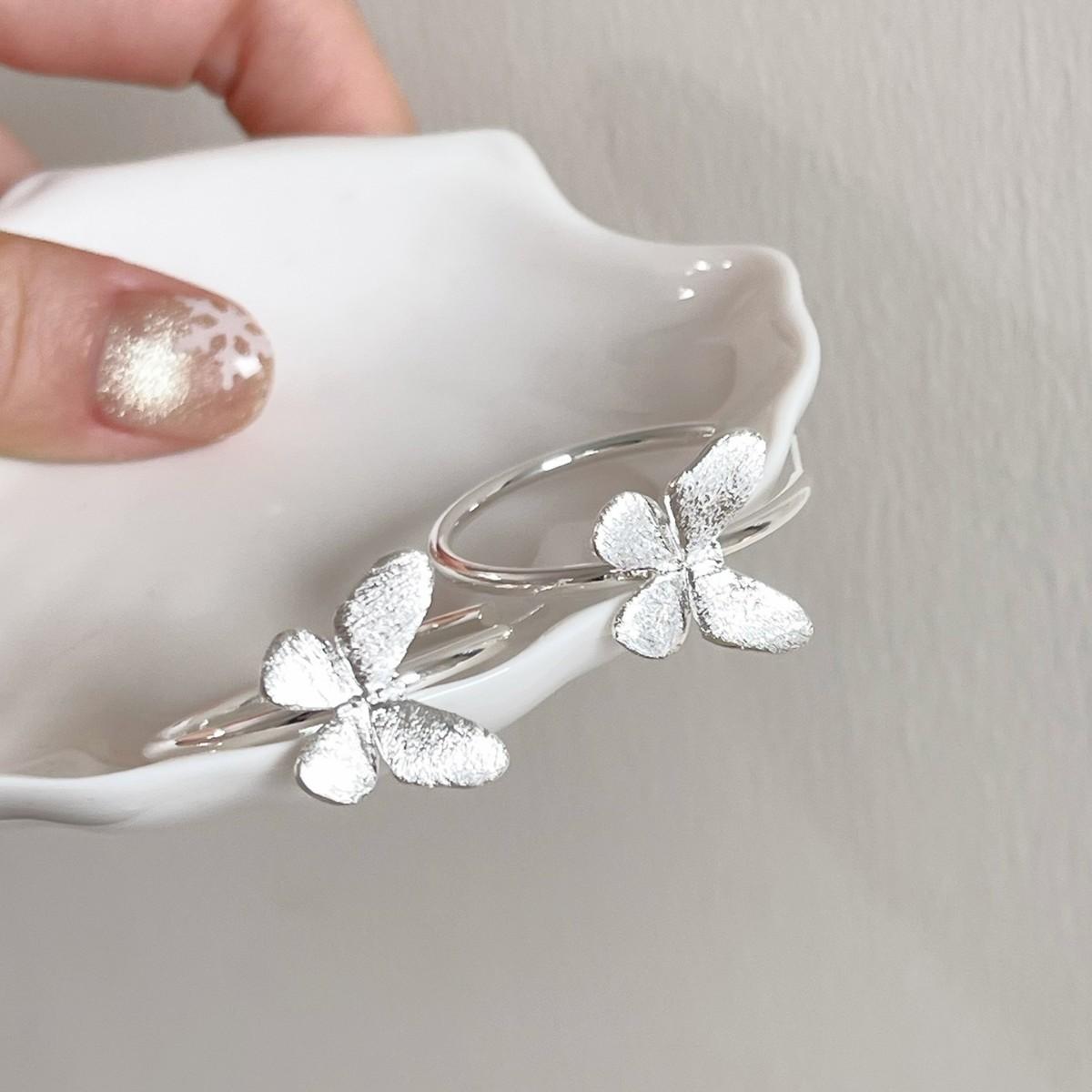 

Butterfly round earrings simple high-end earrings niche fashion personality versatile earrings women