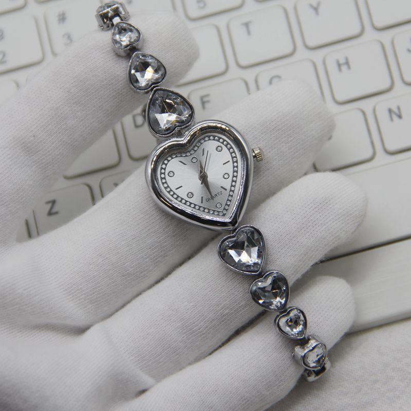 1Pc  Hot-selling Love Big Diamond Bracelet Watch Female, Korean Version of Elegant Temperament Versatile Watch, Student Quartz Watch