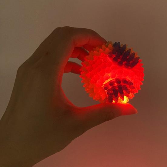 Yousheng Stachelball Hundespielzeug mit LED Bissfest Quietschend Leuchtend Regenbogenball Interaktives Spielzeug Kleine Mittlere Große Hunde Zahnen Reinigung Kauen