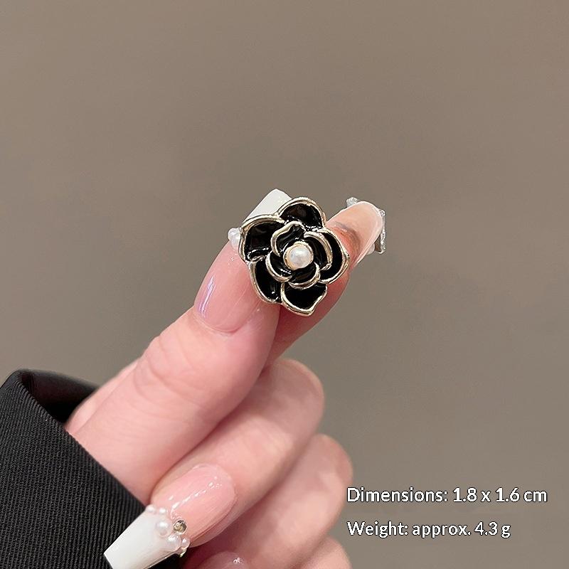 New Niche Retro High-grade Camellia Brooch Exquisite Light Luxury Rose Pin Elegant Suit Fixed Accessories