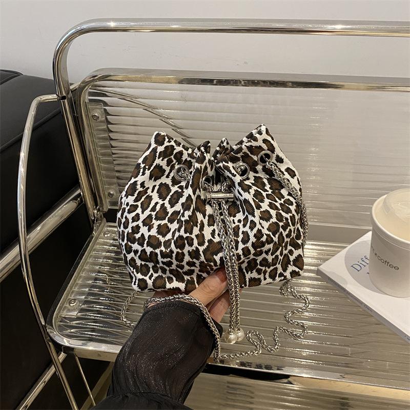 

High-end niche bag women s autumn 2025 new fashion chain messenger bag women s hand-held pleated bucket bag белый