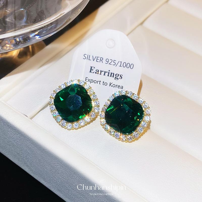 New retro ear clips without ear holes, crystal temperament versatile mosquito coil disc earrings, female mosquito coil disc zircon exquisite earrings.