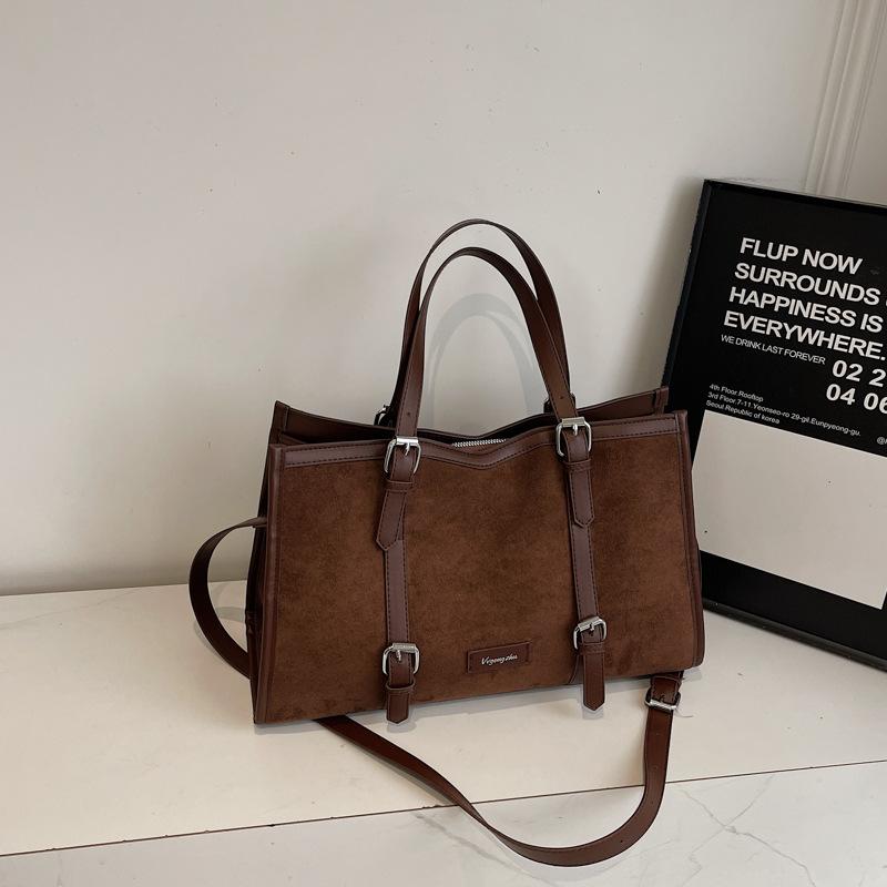 

Casual personality fashion tote bag autumn and winter new bag 2025 trend simple women s shoulder messenger bag темно-коричневого кольору