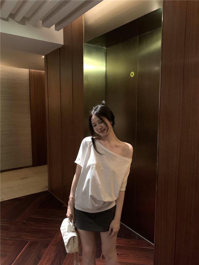 Camiseta Gris de Manga Corta con Hombros Descubiertos para Mujer - Top Casual, Holgado y Sencillo de Verano