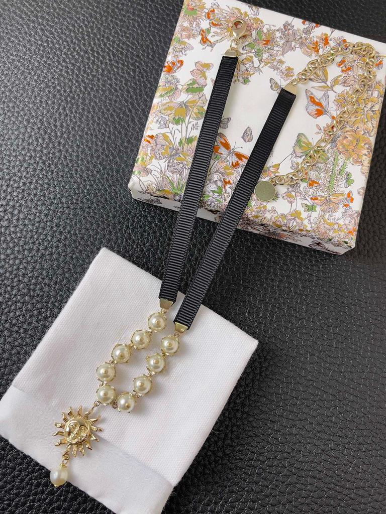 Latest Hot Brand Vintage Women's Necklace Luxury Jewelry For Women Designer Pendant Long Short Chain Necklaces Pearls Choker