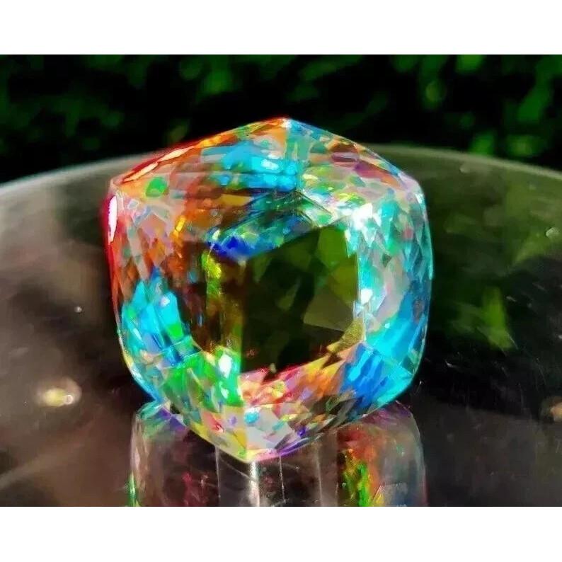 Quarzo Mistico Naturale Colore Arcobaleno Taglio Cubico 200+ Carati Splendida Gemma