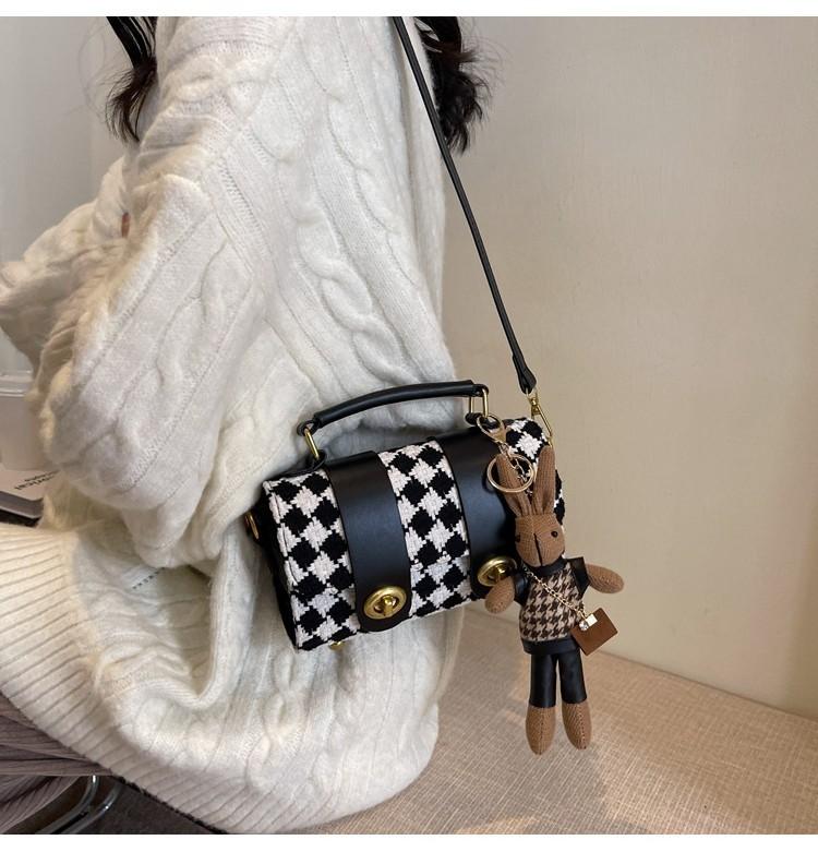 Fashionable Small Batch Diamond Check Handbag 2023 New Winter Shoulder Crossbody Bag