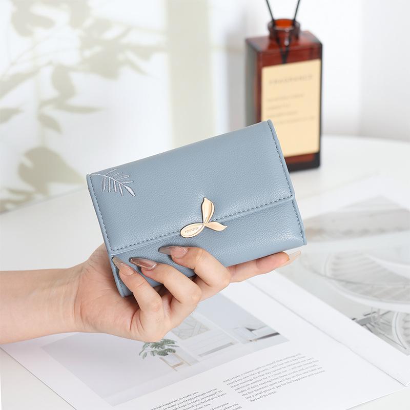 Women's 2025 Medium Wallet: Large Capacity Leaf Embroidery Flower Coin Purse & Card Holder Clutch