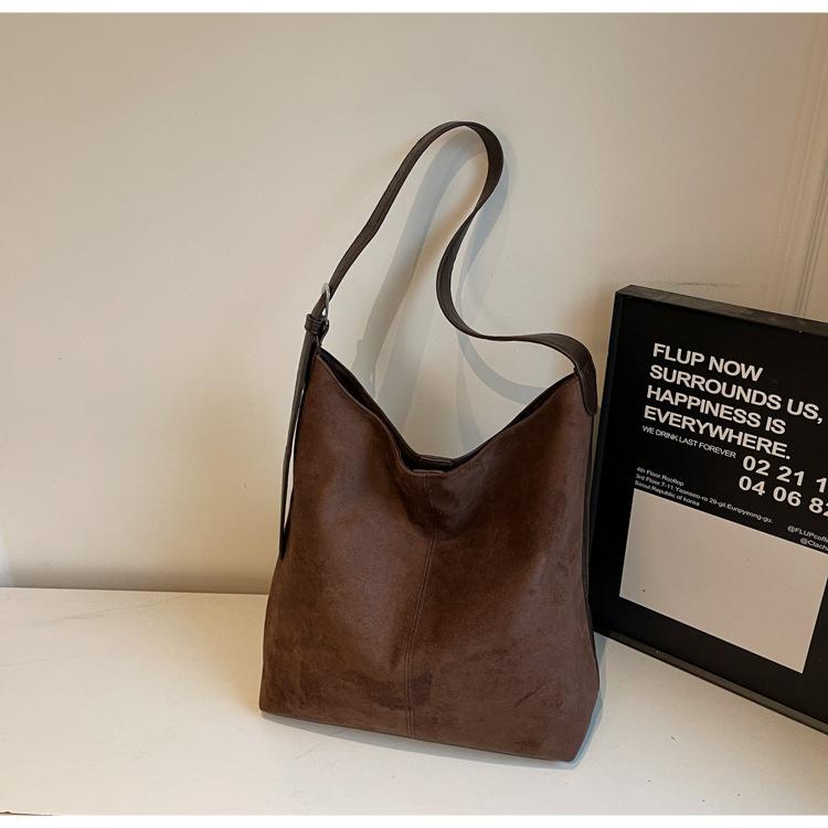 

Korean slack suede tote bag women s new 2025 autumn and winter large-capacity retro simple shoulder mother and child bag темно-коричневого кольору