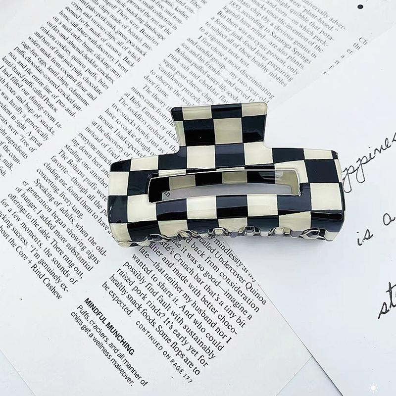 Neu eingetroffen: Modische, 8 cm große, rechteckige Haarspange mit Karomuster aus Acryl für dickes Haar – Haifisch-Haarspange