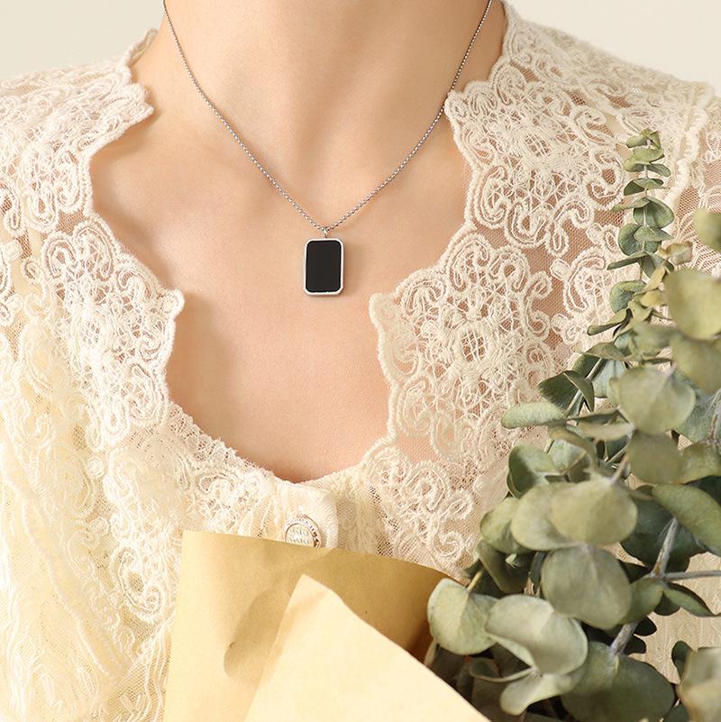 European Retro Black Shell Pendant Necklace, 18K Gold-Plated Titanium Steel Clavicle Chain (P528)