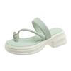 Internet-Berühmtheit Set Zehenkneifer Hausschuhe Damen tragen 2025 neu Sommer Feenstil Flip-Flops dicke Sohle Keilabsatz coole Hausschuhe