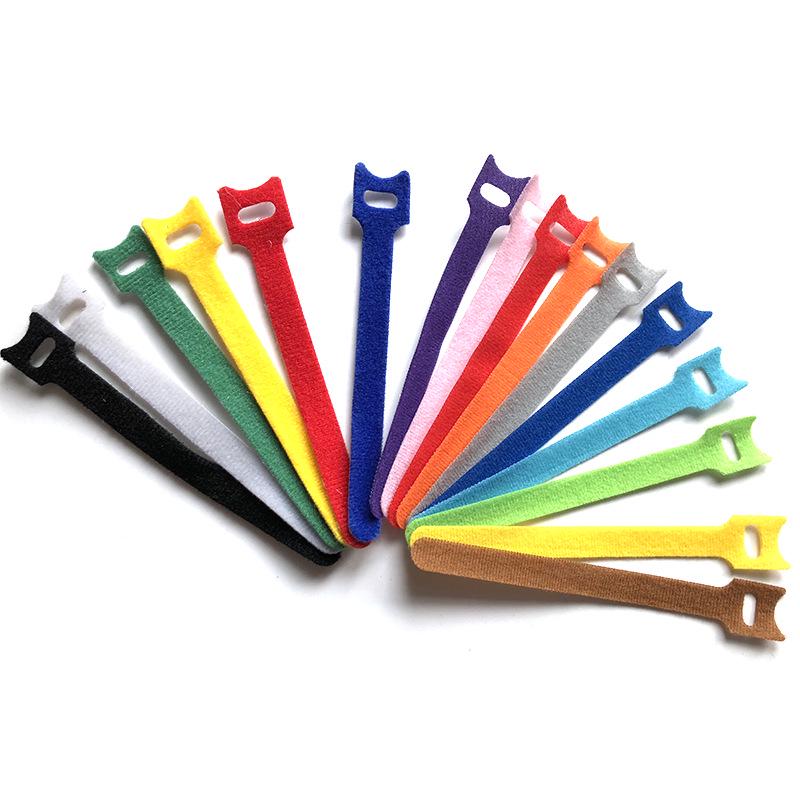 Přizpůsobitelné nylonové stahovací pásky na suchý zip s vyseknutými popruhy pro správu kabelů, dostupné v oboustranných barvách a s potiskem loga.