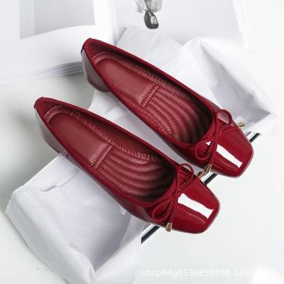 2024 Novas Mulheres Primavera e Outono Versáteis Cabeça Quadrada Boca Rasa Sapatos Baixos Sola Macia Leve Vermelho Sapatos Casuais Femininos