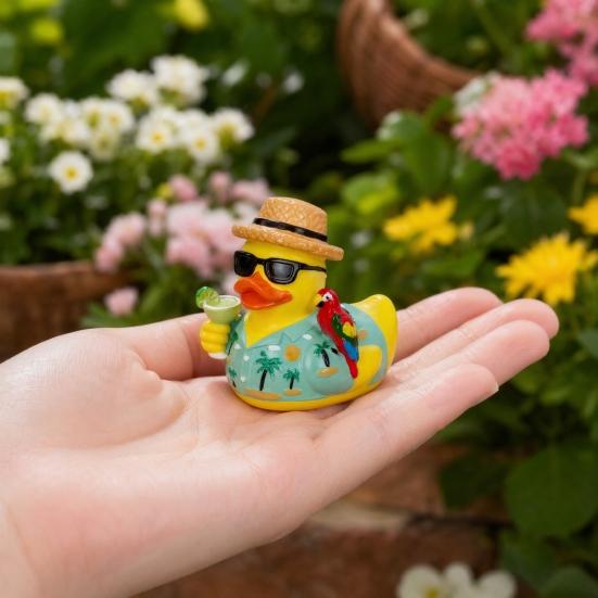 Yousheng Summer Beach Duck Figurine, Vacation Duck with Sunglasses, Weather-Resistant Compact Resin Ornament for Indoor Outdoor Garden Party