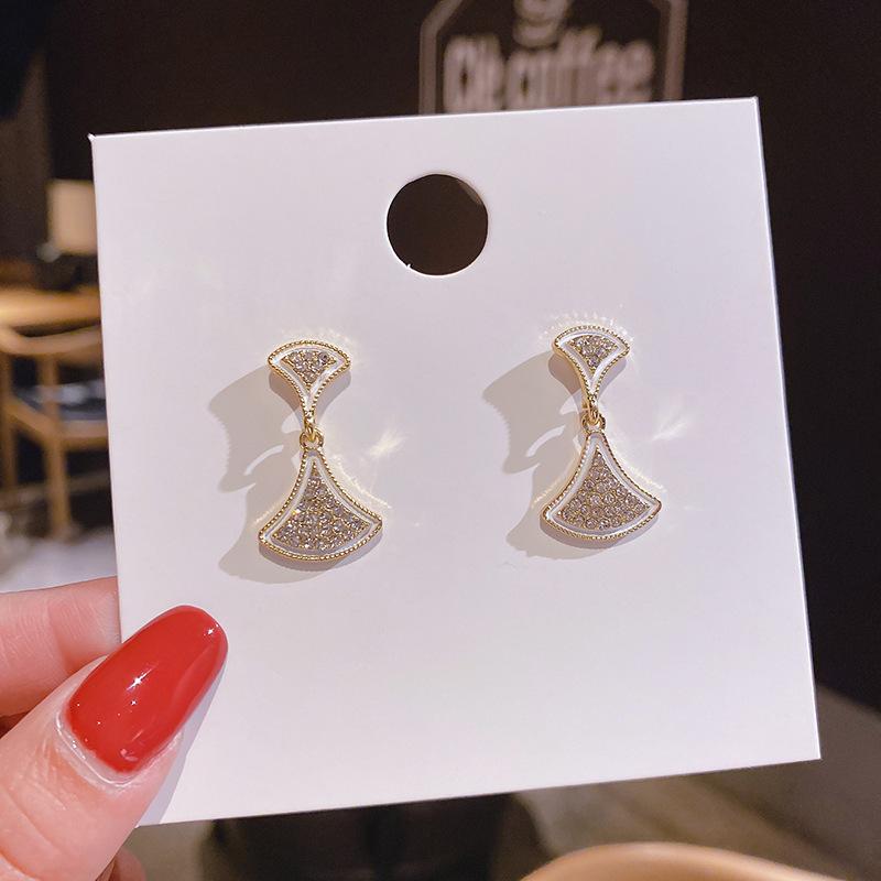 Simple high-end design niche temperament stud earrings women's light luxury fashion personalized earrings exquisite versatile sweet cool earrings