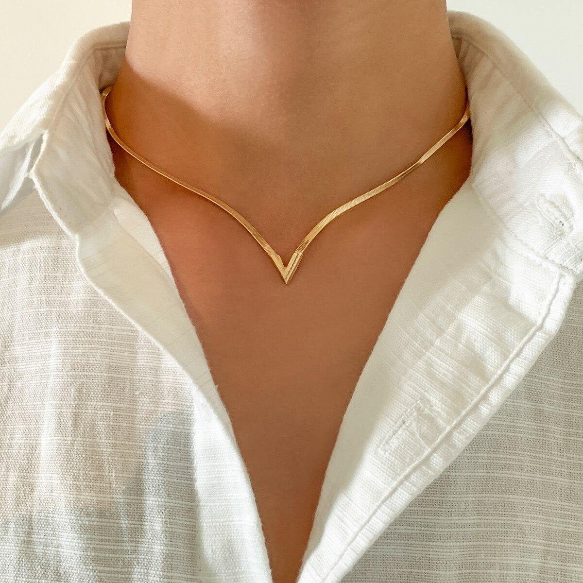 

Vintage Simple Flat Snake Clavicle Chain Necklace for Male Creative V Shape Pendant Choker Jewelry Accessories Steampunk Men New