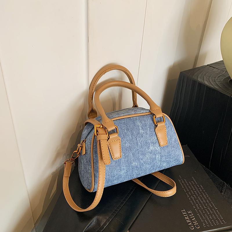 

2025 новая сумка-подушка женская офисная работница зарубежный стиль портативная маленькая сумка сумка через плечо мессенджер изысканная маленькая сумка 23*9*14 светло-синий