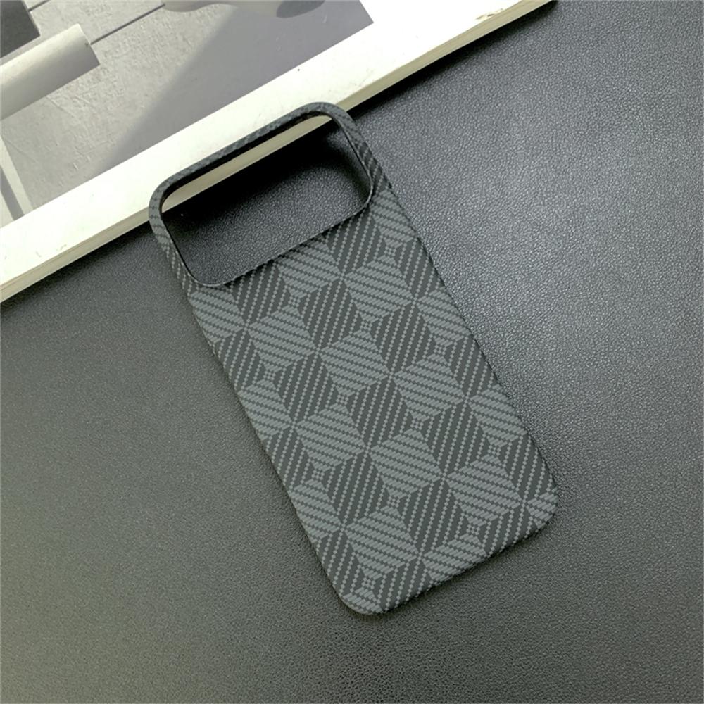 

Тонкий противоударный матовый чехол из углеродного волокна для iPhone 17 Pro Max 16 15 14 13, роскошный чехол-бампер с контрастным рисунком в клетку iPhone17 Pro