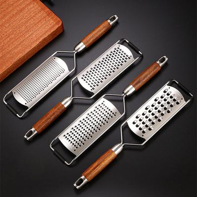 Grattugia per Formaggio Portatile in Acciaio Inossidabile 304 Manico in Legno Pelapatate per Patate Cetrioli Carote Affettatrice per Verdure Pressa per Aglio