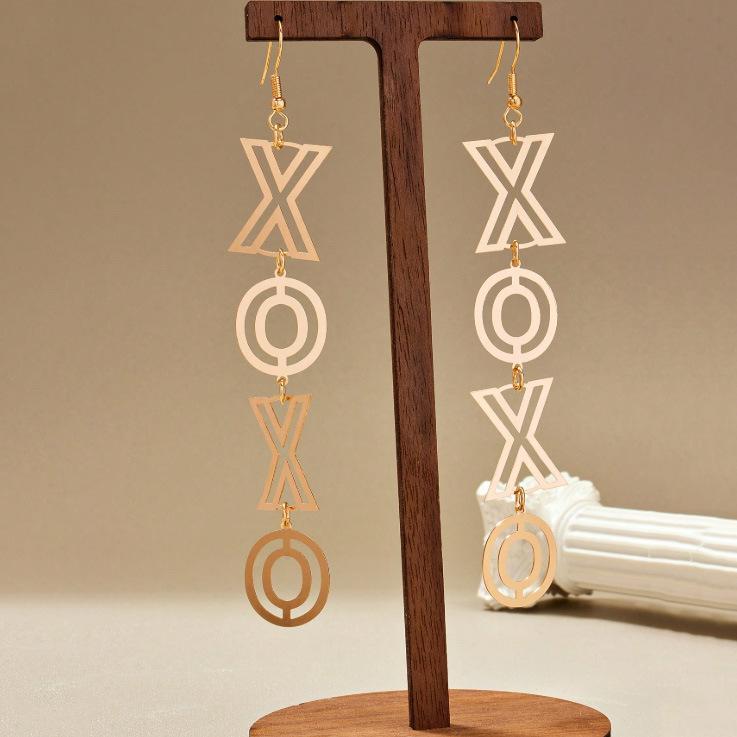 

A pair of simple, fashionable and versatile cut-out XOXO earrings are suitable for daily leisure travel Valentine s Day золотий жовтий колір