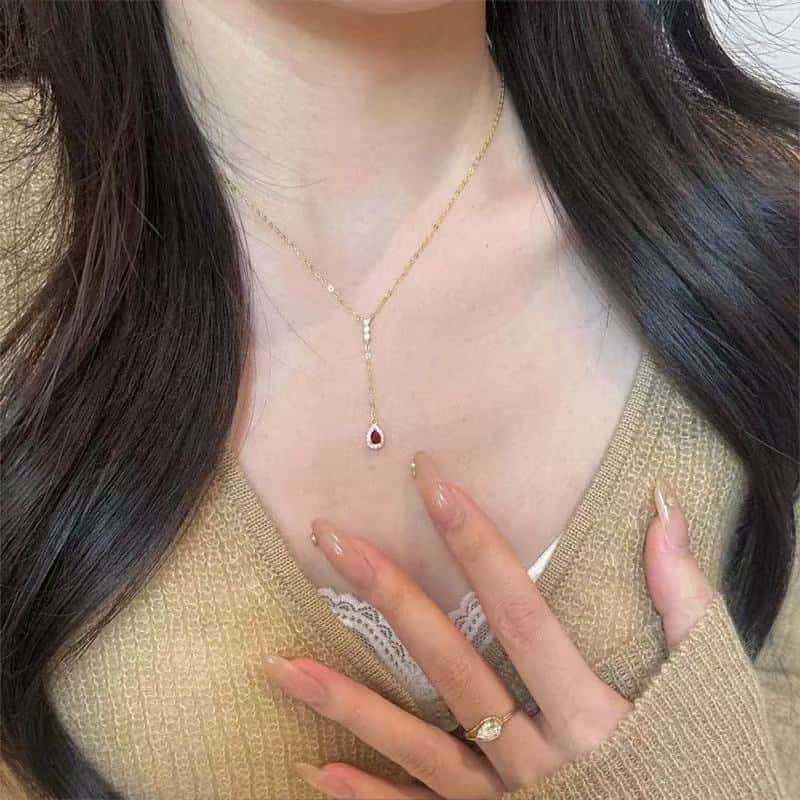 Elegante französische Wassertropfen Roter Zirkonia S925 Sterling Silber Quasten Halskette für Damen