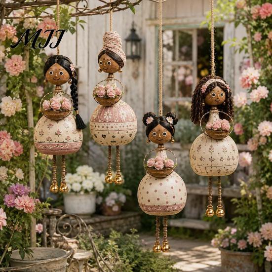 Decorazione Artistica da Interno ed Esterno Mano?Ornamento Appeso Bambola Etnica Dipinta, Ciondolo Stile Popolare con Campanella e Cesto, Statuetta Rustica Fantasiosa per la Casa Boho
