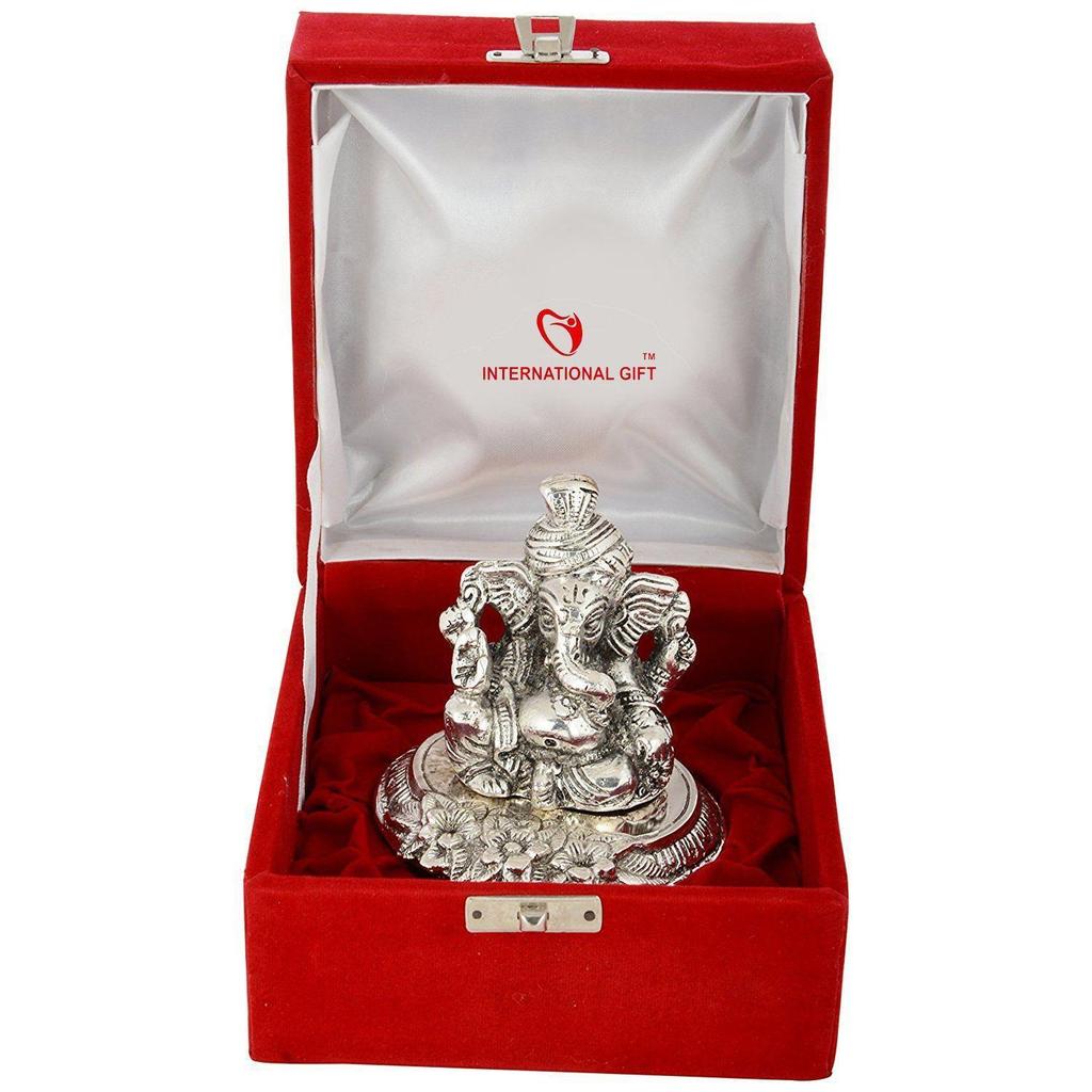 Statuetă Idol Zeu Ganesh Pagdi Placată cu Argint Finisaj Oxidat cu Ambalaj Frumos în Cutie de Catifea și cu Geantă de Transport (10H x 8W x 8L Centimetri)