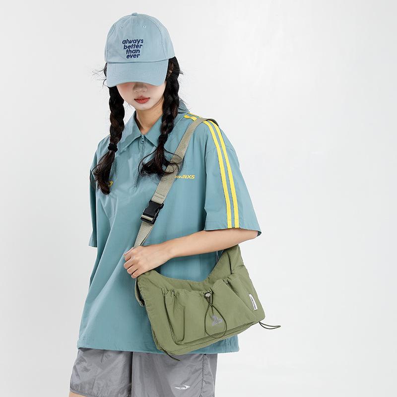 Sports style lightweight tote bag women's new niche design simple shoulder bag student class commute messenger bag