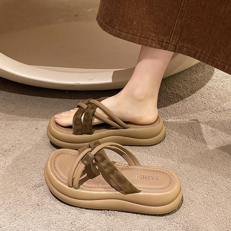 Flat-bottomed slippers female 2025 new Korean version fashionable and comfortable one-word drag fairy style thick-bottomed casual drag beach drag tide