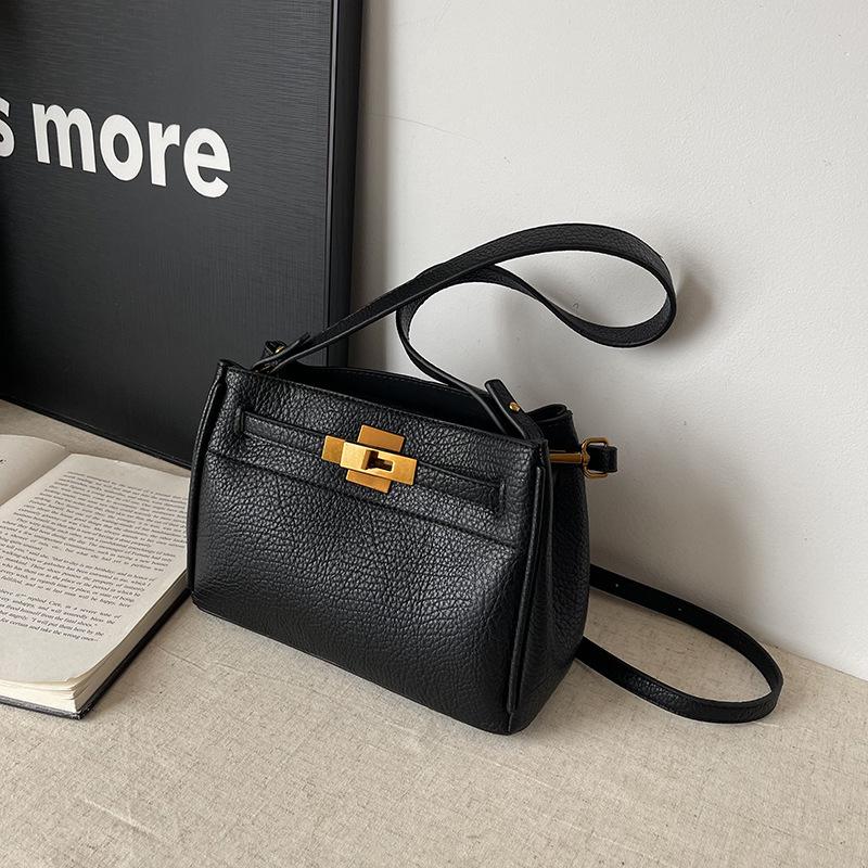Retro texture underarm bag women s 2025 autumn and winter new fashion platinum bag niche simple commuter shoulder bag
