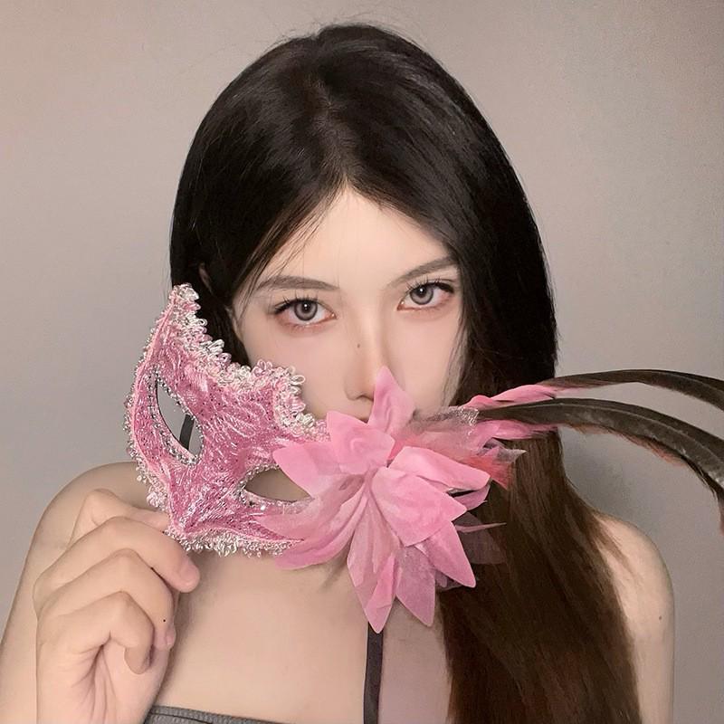 Sexy Spitzen-Halbmaske mit Federn - Halloween-Make-up Maskerade-Party-Accessoire