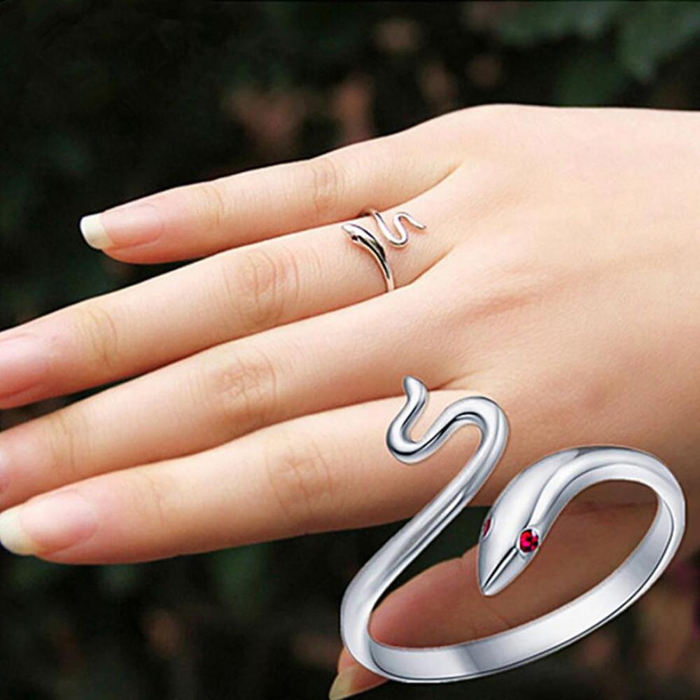 Adjustable Rotatable Bee Fox/Snake Knitting Loop Crochet Ring Yarn Guides Finger Wear Thimble Ring