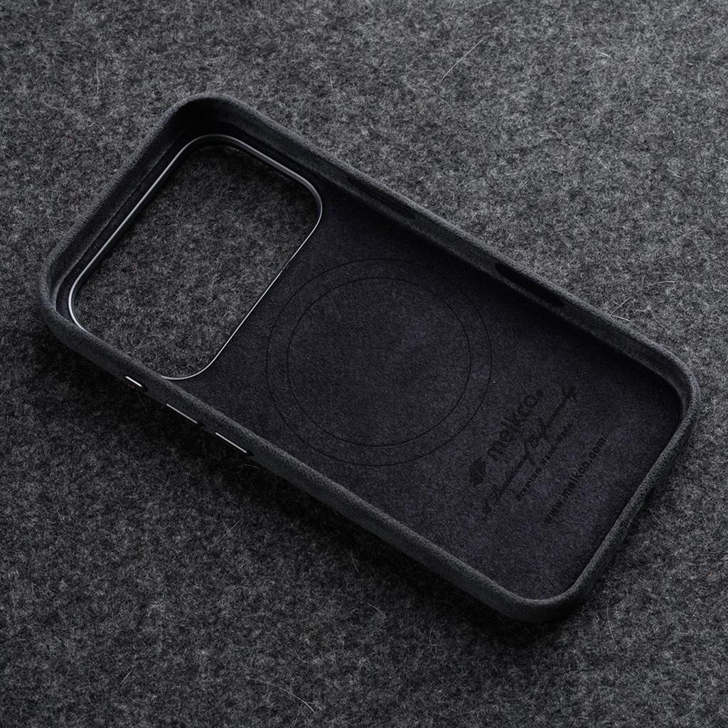 MELKCO Pouzdro pro iPhone 17 Pro Kompatibilní s MagSafe Alcantara Kůže + PC Kryt telefonu s Kovovými tlačítky / Tlačítkem AI