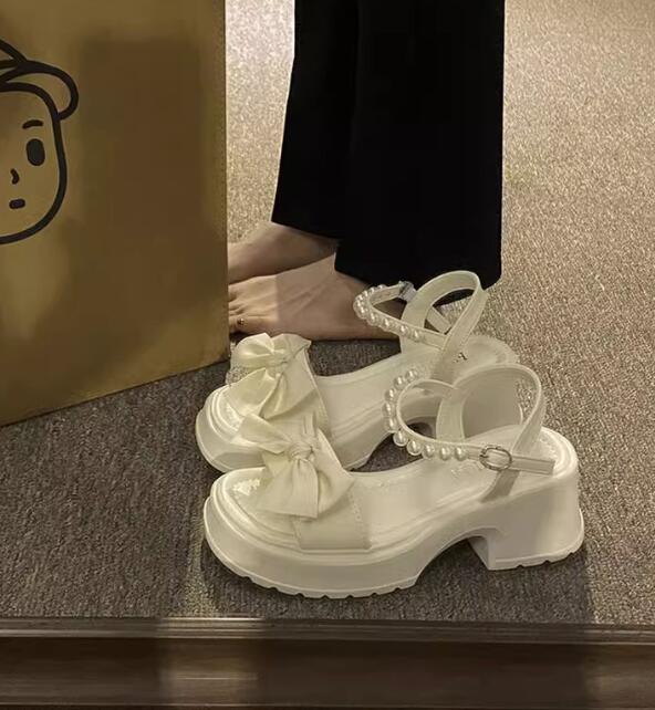 

Милые босоножки на толстой платформе с бантом, женские летние босоножки на танкетке с ремешком на щиколотке и жемчугом, удобные нескользящие босоножки с толстой подошвой 35