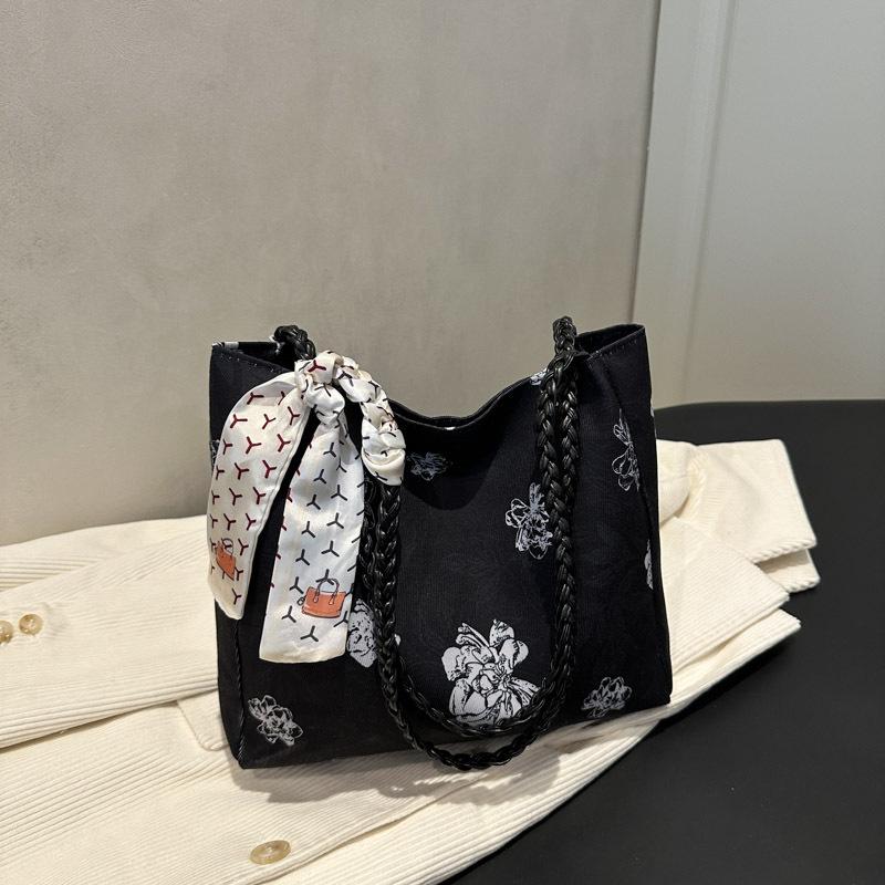 

Simple texture, fashionable and casual personalized small square bag, summer new niche women s commuting shoulder bag чорний