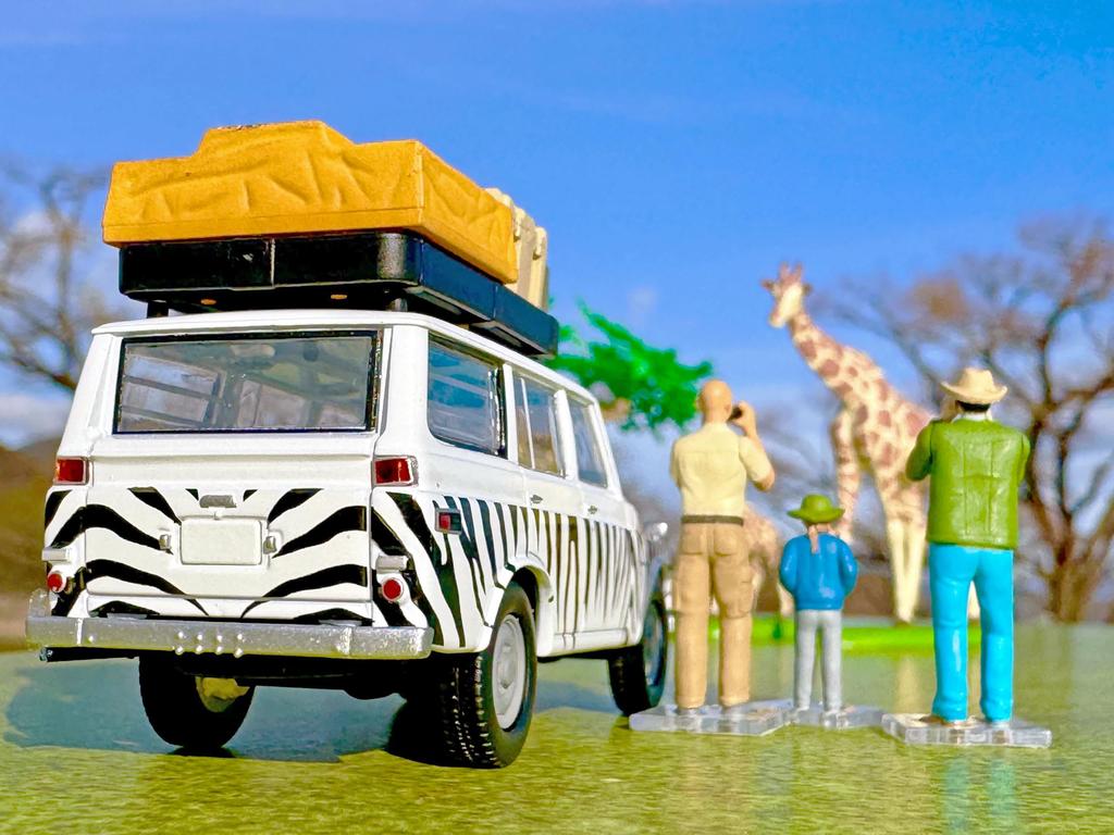 TOMYTEC Kaiyodo X Tomica Limited Vintage Geocolle 64 Car Snap 28a Safari 1 Toyota Land Cruiser ABS PVC Dolls and Accessories Partially Miniature Car