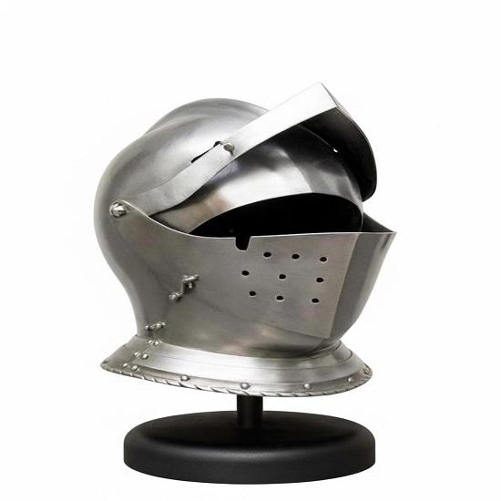 Средневековый шлем рыцаря-тамплиера в доспехах ручной работы из стали с подставкой.