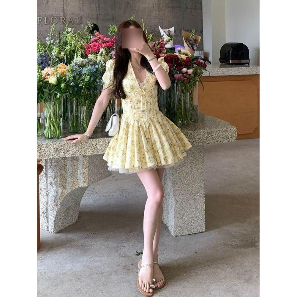 Style Temperament Bubble Sleeve Floral V-neck Lace-up Dress Summer New Waist Light Yellow Pleated Short Skirt