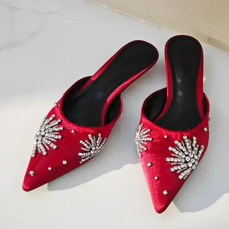 Fashion Fashion Satin Rhinestone Decoration Slide Sandals Women Sexy Pointed Toe Comfort Women Slippers Deluxe Designer Mules Loafers