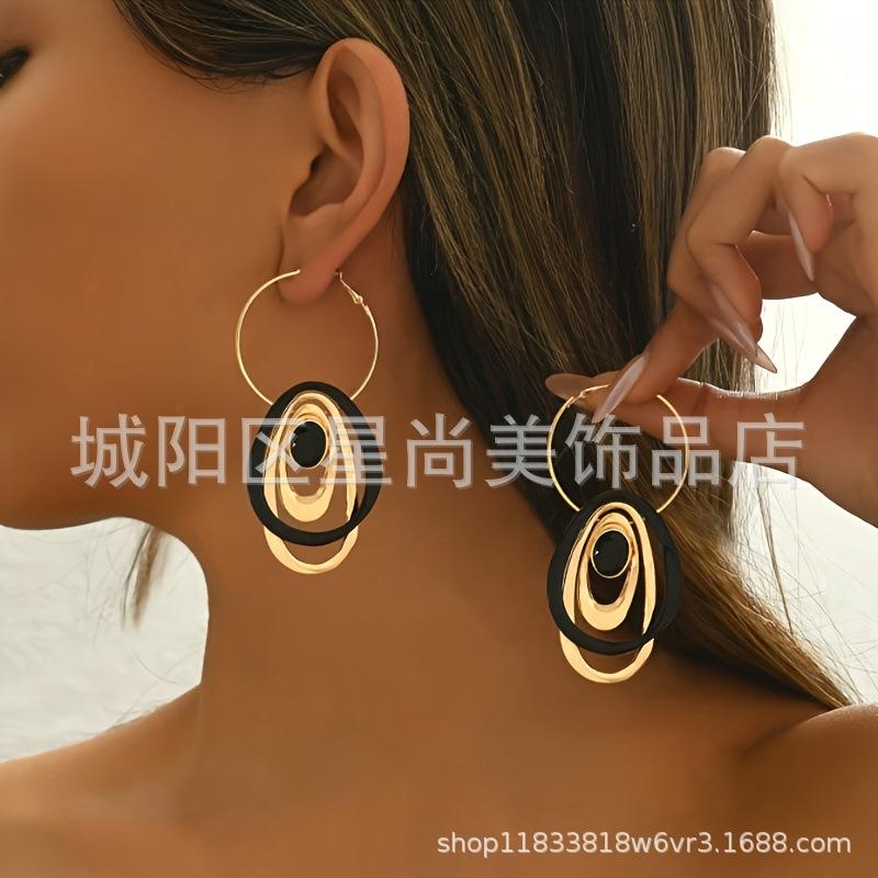 

A pair of elegant and simple metal style earrings,