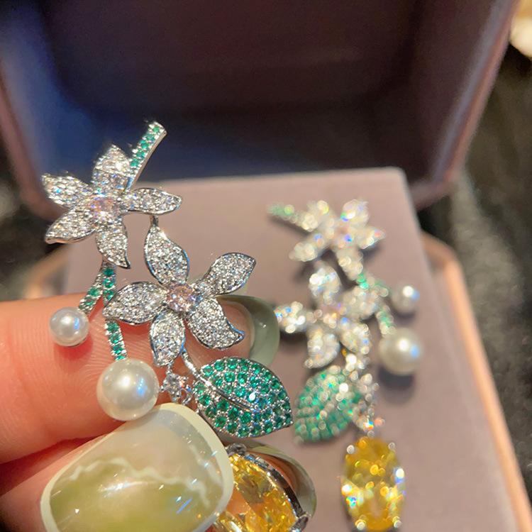SUYU New Holiday Style Long Vintage Flower Earrings Female Leaf Yellowcrystal Forest Earrings