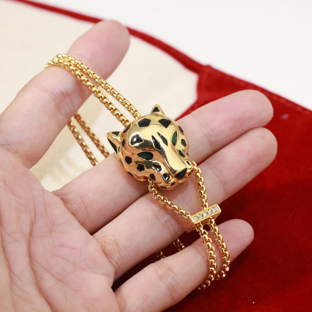 Náramok s leopardím vzorom zo subzlatého materiálu, galvanicky pokovovaný 18k zlatom a doplnený šperkami s leopardími očami v smaragdovej farbe