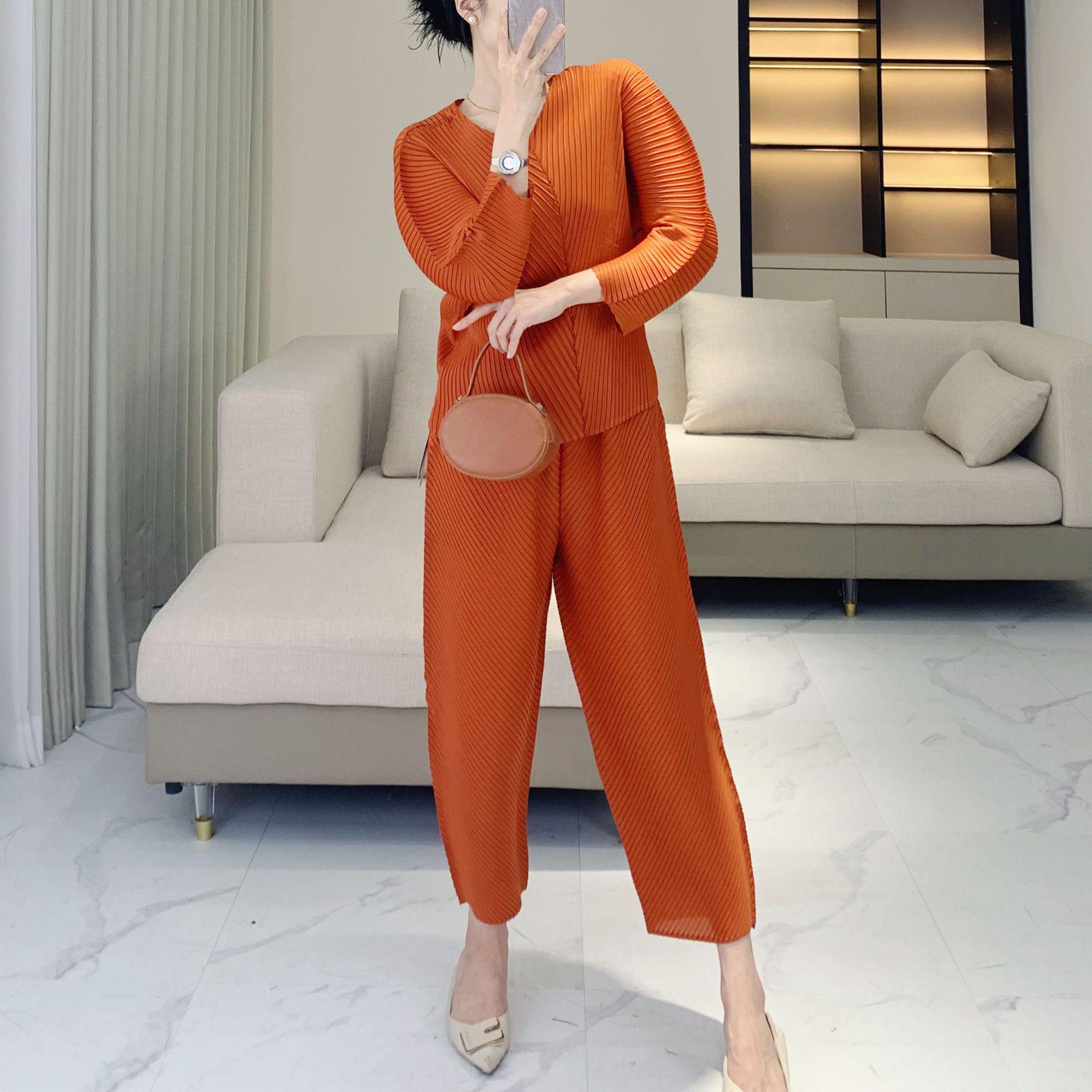 

Chic V-Neck Top & Miyake Pleated Culottes Two-Piece Set for Women One Size [45-75 kg] помаранчевий