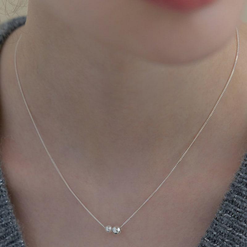 

Lewe Petite pearl ball shiny chain necklace Silver