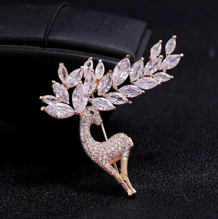 Crystal Animal Brooch Sika Deer Exquisite Super Shiny Jacket Coat Corsage Elk Pin with Accessories Women
